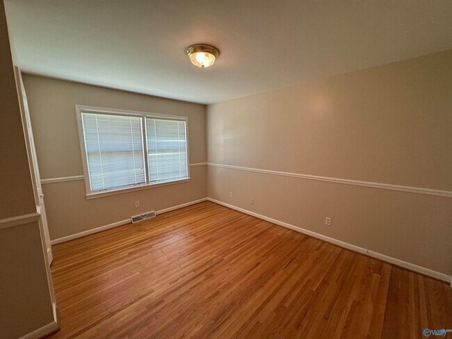 Building Photo - 816 Mira Vista Dr SE
