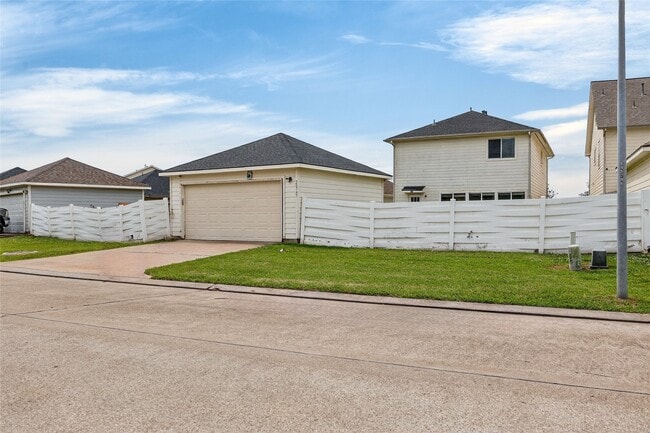 Building Photo - 20747 Settlers Lake Cir N