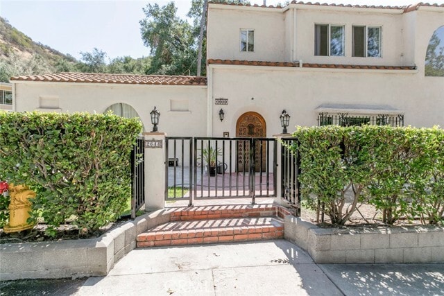 Building Photo - 2644 E Chevy Chase Dr