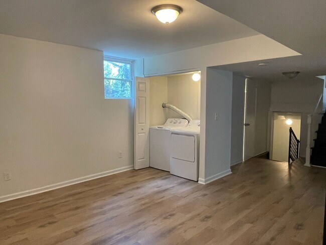 Building Photo - 665 Aline Dr NW
