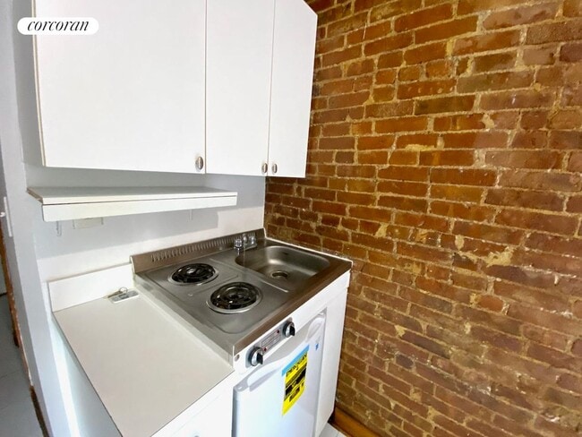 Building Photo - 103 W 70th St