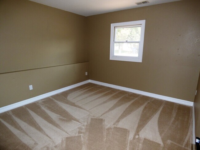 Building Photo - Stunning 3 Bedroom/ 3 Bath Home With Large Backyard!