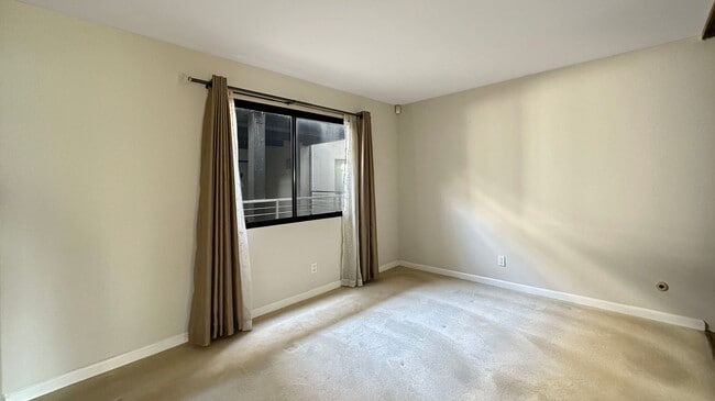 Building Photo - Waterfront Living in the Heart of Jack London Square