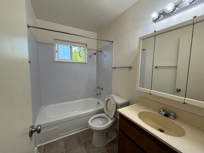 Building Photo - LOVELY DUPLEX HOME IN BEAUTIFUL SANDY, OR!!