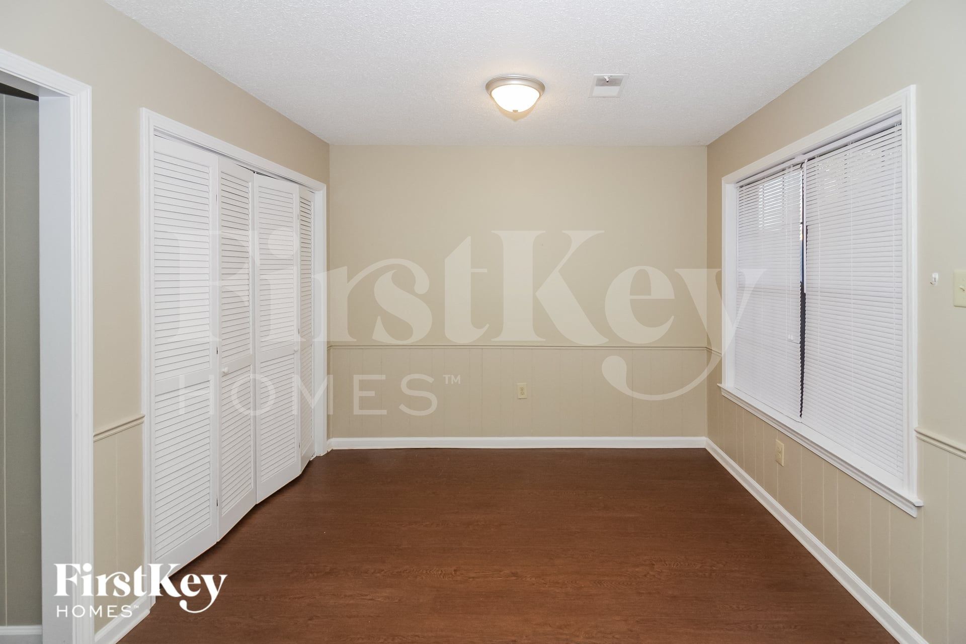 Building Photo - 3333 Summerhill Dr