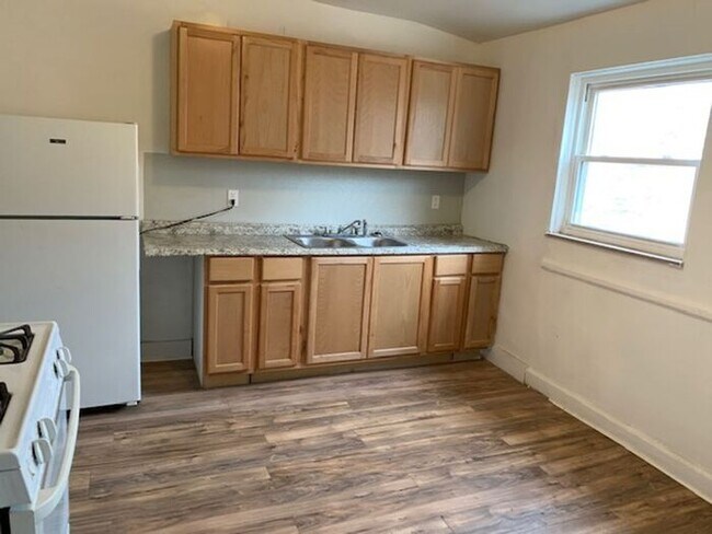 Building Photo - Stop- Wait a Minute ! Beautifully updated upper 2 bedroom flat - Section 8 Accepted