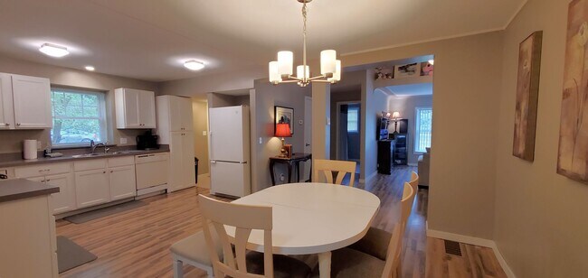 Building Photo - Monthly Furnished Rental, Dog-Friendly, Utilities Included