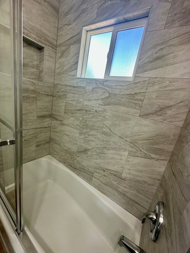 Building Photo - COMING SOON--2 bed/1 bath in IB