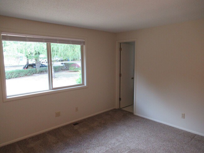 Building Photo - Great Three Bedroom Close South Salem