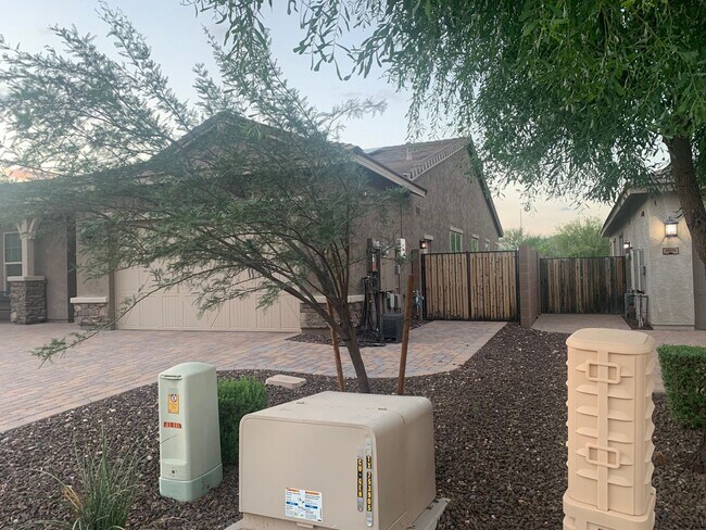 Building Photo - Gorgeous 5 Bed 3.5 Bath 3 Car garage home with private pool + SOLAR in gated community in Peoria