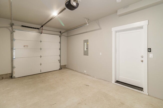 Building Photo - Move In Ready 3 Bedroom 2.5 Bathroom with ...