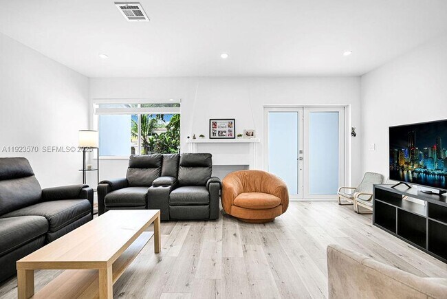 Building Photo - 876 NE 81st St