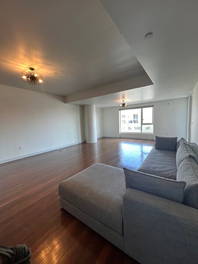 Building Photo - 6250 Hollywood Blvd