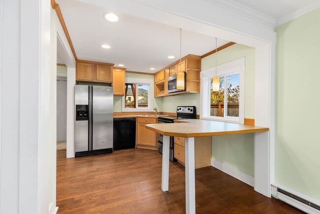 Building Photo - 3 Bedroom Home in the Heart of W Seattle! Leasing incentives available for immediate move-in!