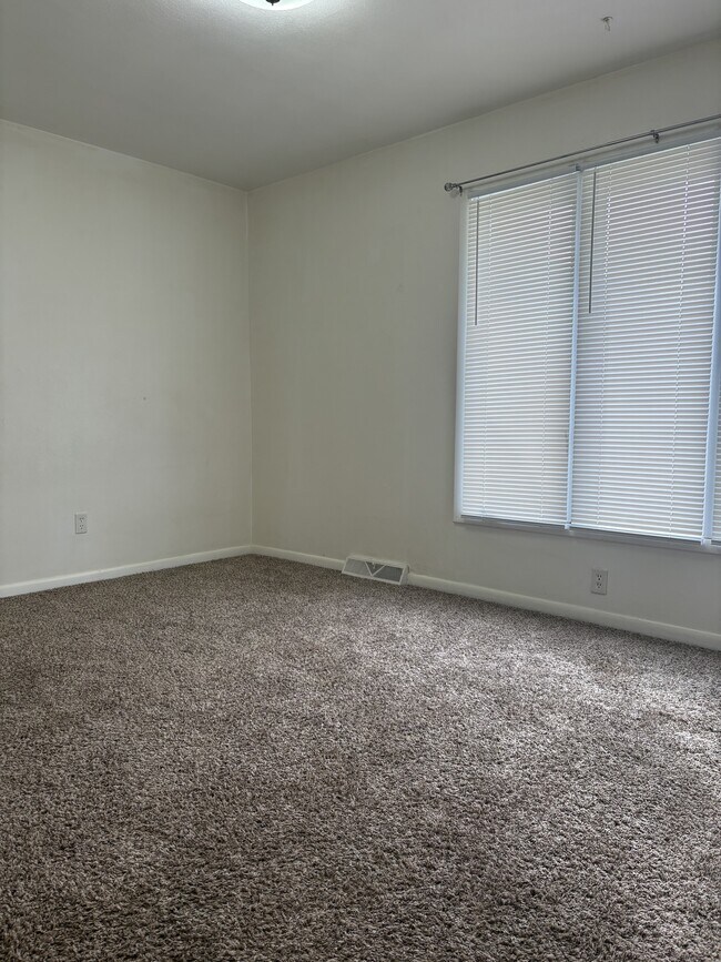 Building Photo - 408 Amherst Dr