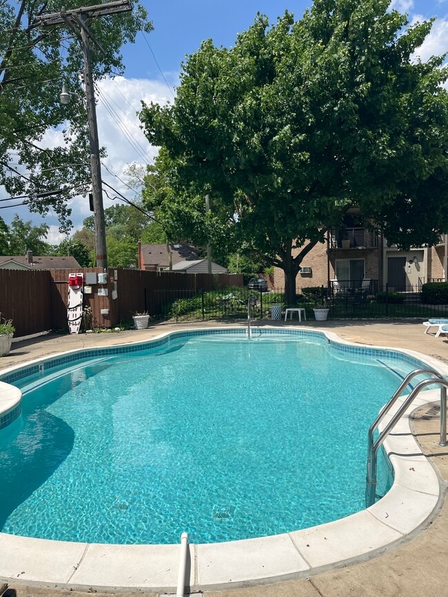 Building Photo - 1723 E 14 Mile Rd