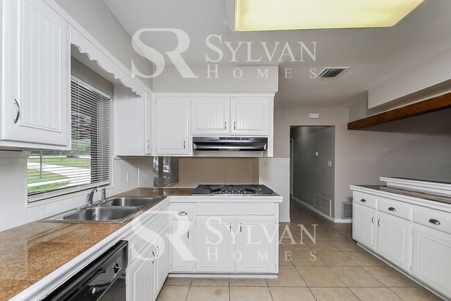Building Photo - Enjoy living the good life in this 3 bedro...