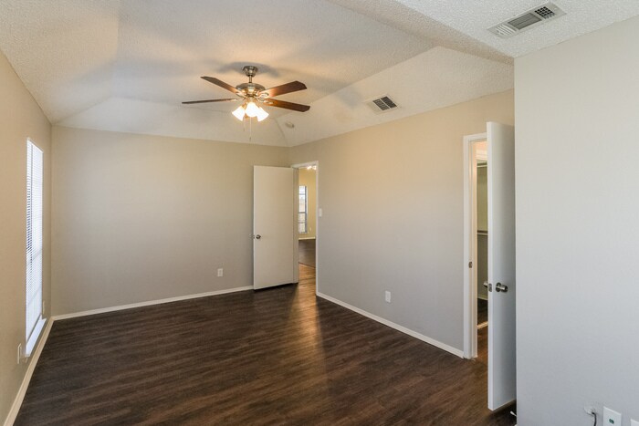 Building Photo - 410 Wellington Dr