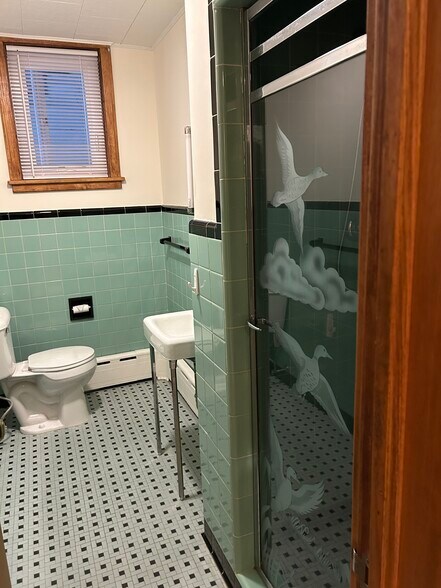 bath 1 - 1440 Penn Ave