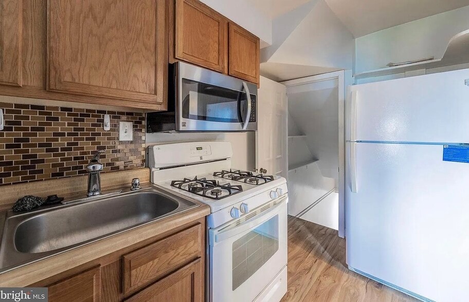 Kitchen & Stairs to Lower Level - 104 Lynhaven Dr