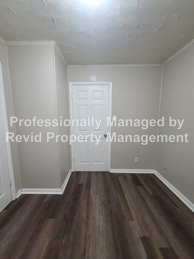 Building Photo - 744 Lester St