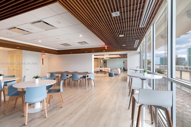 Building Photo - 1800 Sunset Harbour Dr