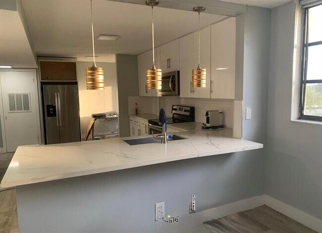 Building Photo - 6475 W Oakland Park Blvd
