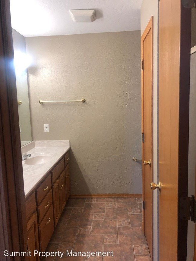 Building Photo - 522-524 E Rogers Dr