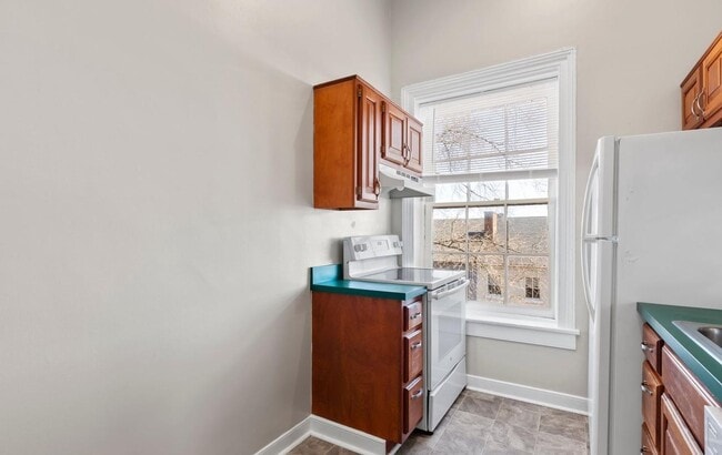 Building Photo - Charming & Spacious 2BR Right in the Heart...
