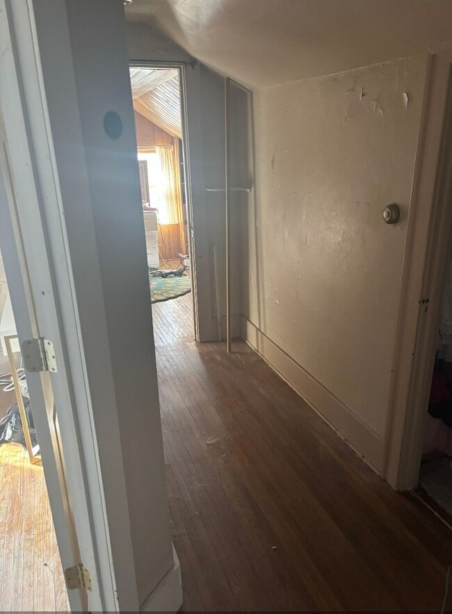 Building Photo - Available June 2026! 4 Bedroom House Close to Campus!