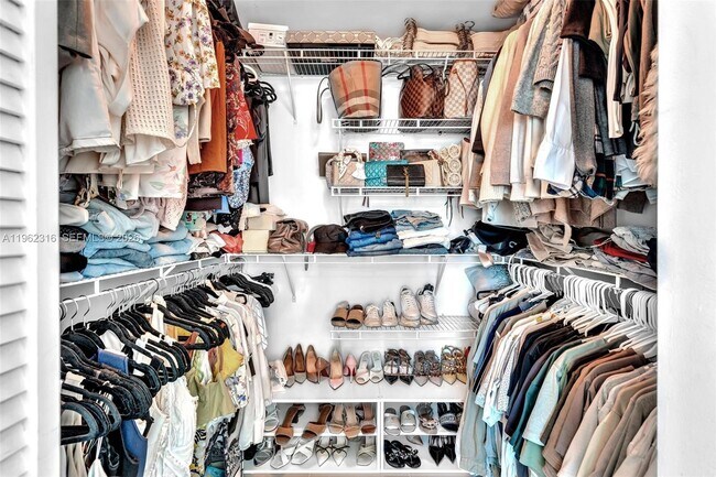 Building Photo - 300 S Biscayne Blvd