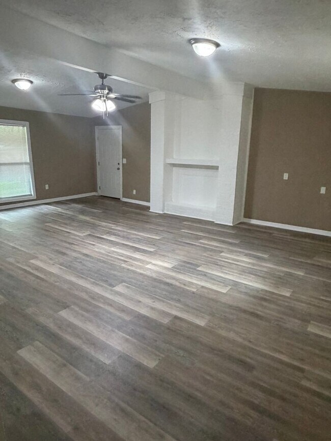 Building Photo - 3320 Ridgeland Dr