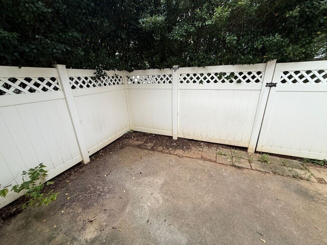 Building Photo - Beautiful End-unit townhome in university with Primary bedroom on 1st floor