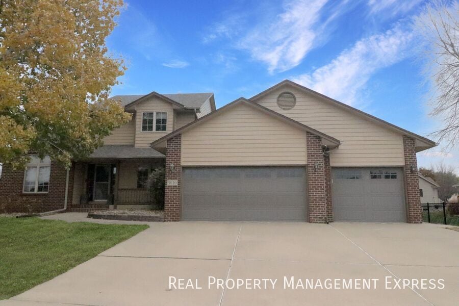 Building Photo - Furnished 4-Bedroom, 4-Bath Home