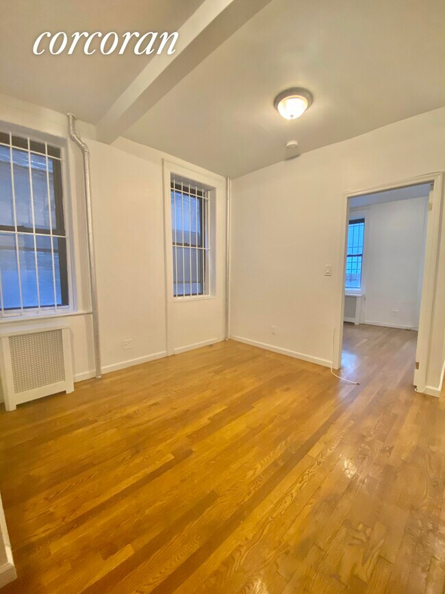 Building Photo - 413 E 70th St