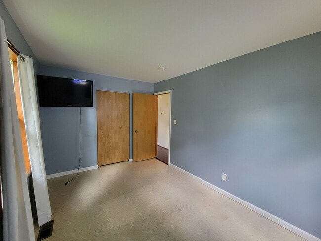 Building Photo - Charming 3-Bedroom Home: Serenity, Space, and Style Await!