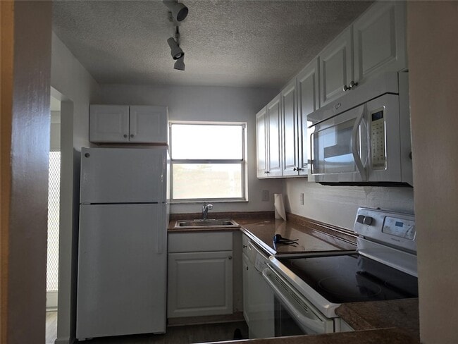 Building Photo - 8225 Sunrise Lakes Blvd