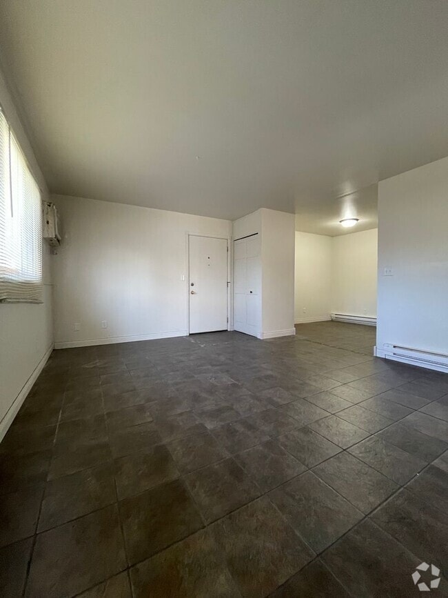 Building Photo - Large 2 bedroom 1 bath apartment