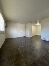 Building Photo - Large 2 bedroom 1 bath apartment