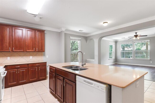Building Photo - 600 S Frontier Ln