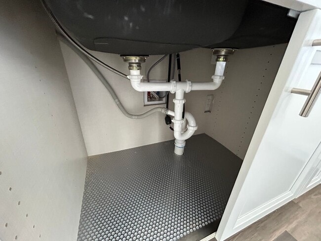 Building Photo - 3 Bedroom 1 Bath Beautiful House with Fenced Yard & Garage