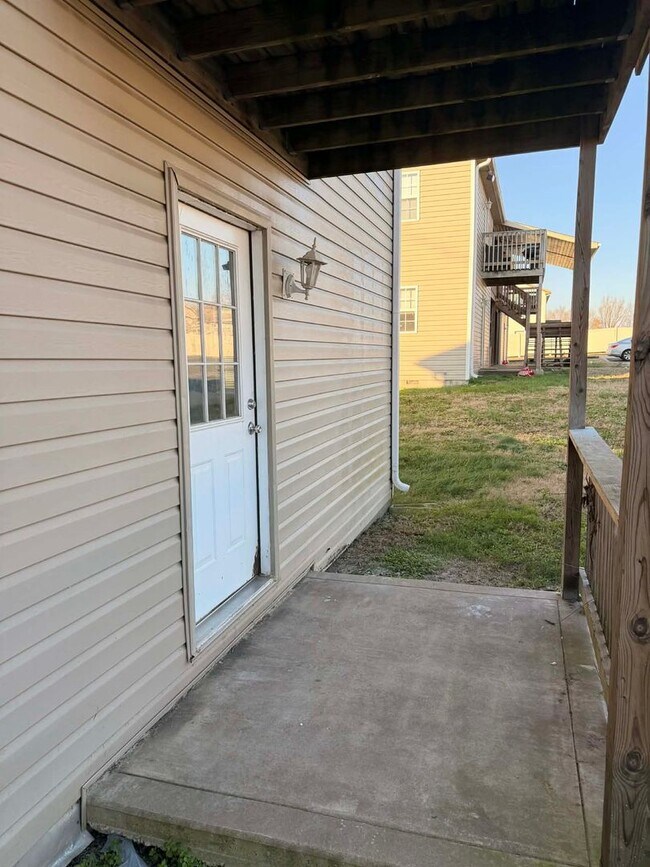 Building Photo - 2 Bedroom 1 Bathroom Ground floor unit close to MSSU! DOWNSTAIRS UNIT!!!