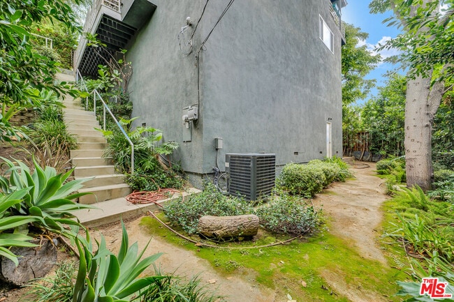 Building Photo - 13563 Contour Dr