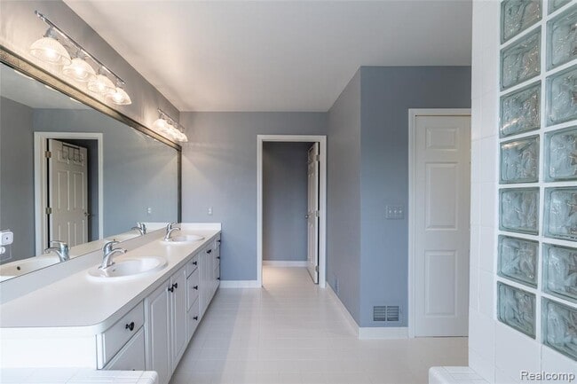 Building Photo - 24084 Westmont Dr