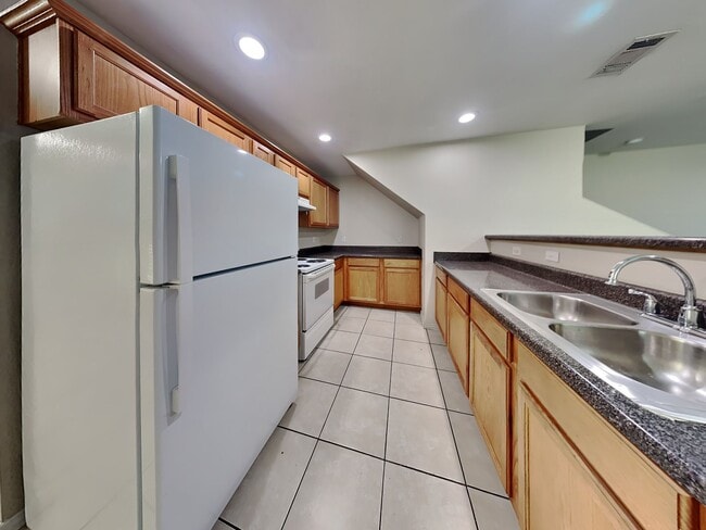 Building Photo - ONE MONTH FREE RENT! CALL NOW!