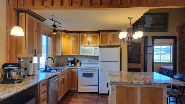 Building Photo - Spacious Apartment on Lake Hatcher **Rent ...