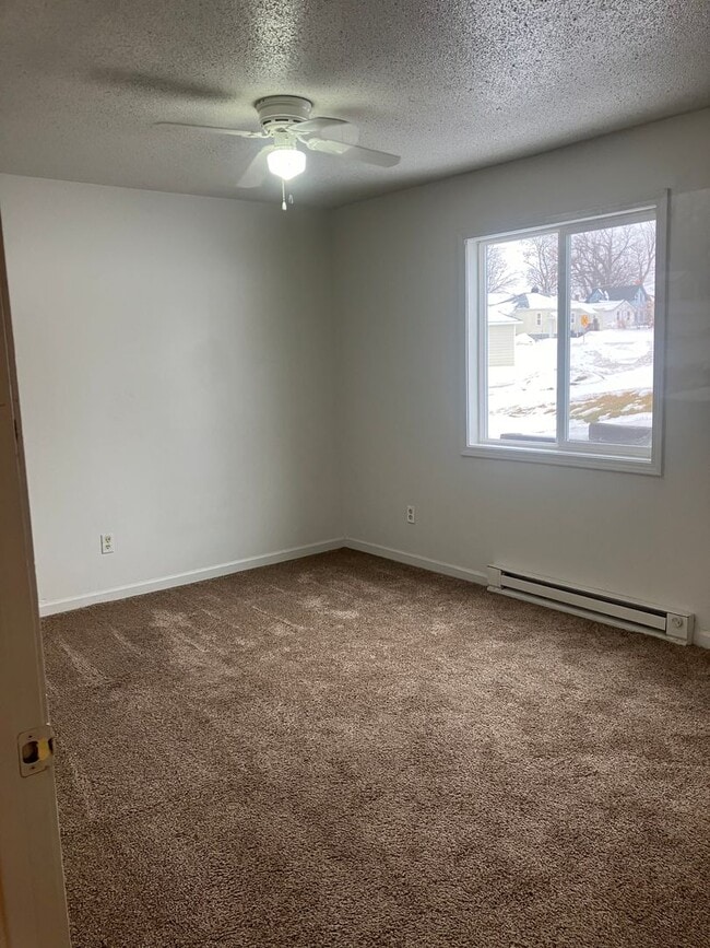 Building Photo - 2 Bedroom, Single-story Townhomes for rent in Newton, IA