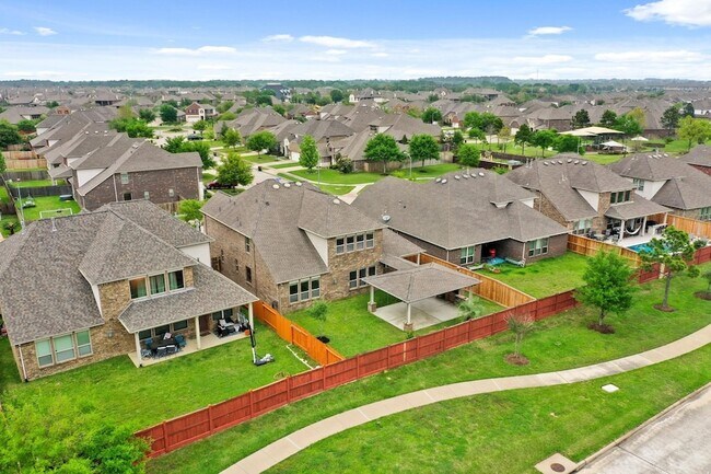 Building Photo - 25935 Foxrun Vista Dr