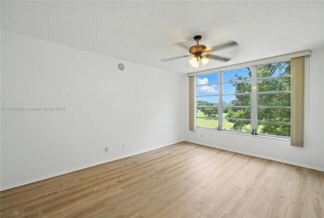 Building Photo - 3850 Oaks Clubhouse Dr