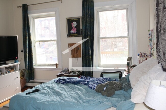 Building Photo - Washington Sq. Location. 3 Full Bathrooms, Porch, Central Heat/AC